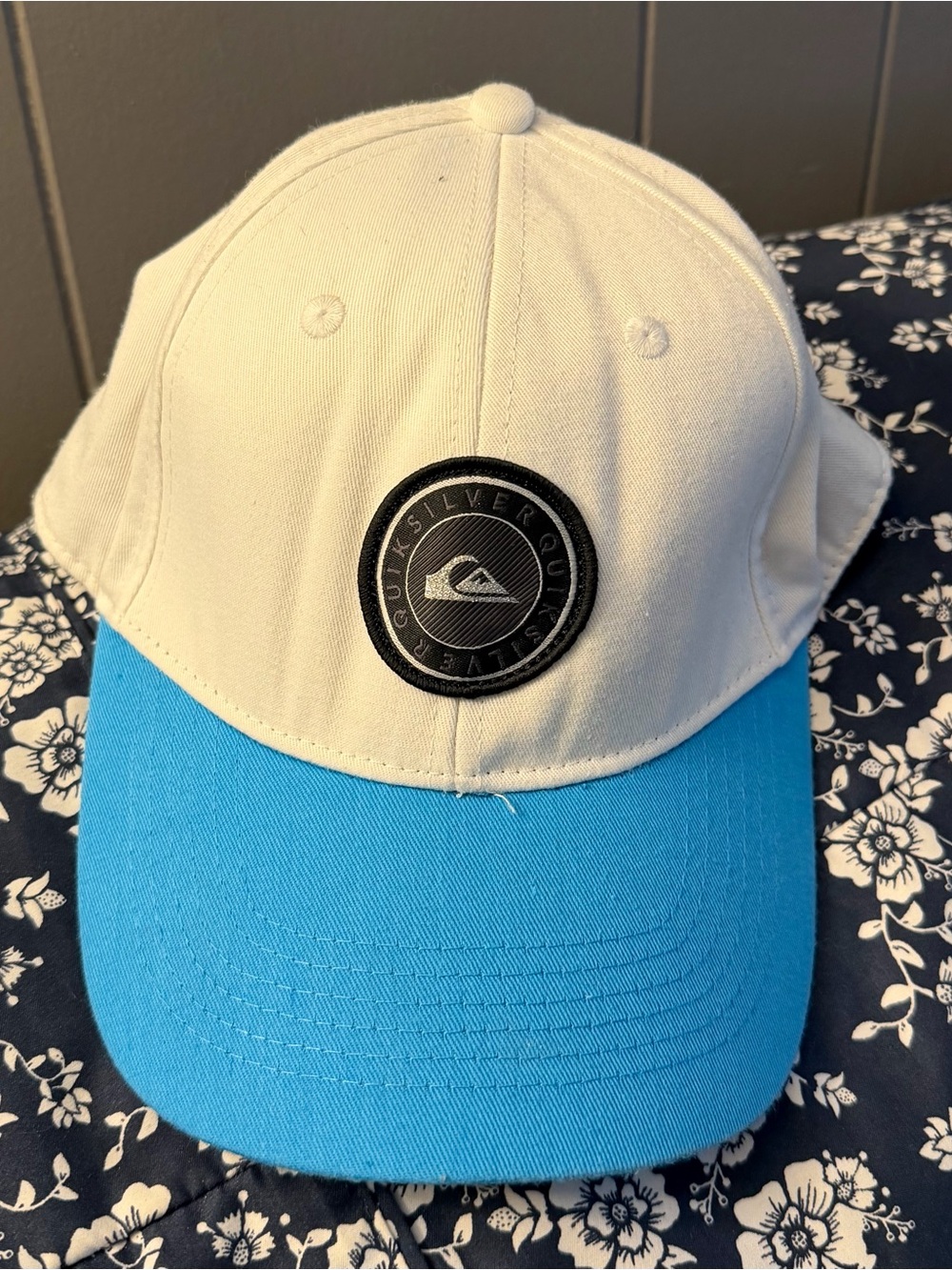 Men’s Quiksilver White SnapBack Hat, Size 55cm VEUC